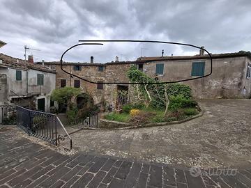 Attico con piccolo giardino privato