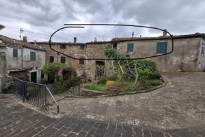 Attico con piccolo giardino privato