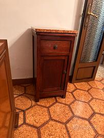 Mobiletti antichi con piano di marmo