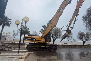 Escavatore demolition cat 330