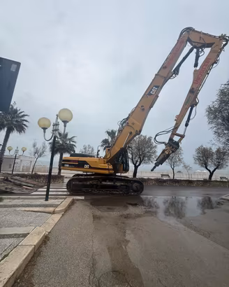 Escavatore demolition cat 330