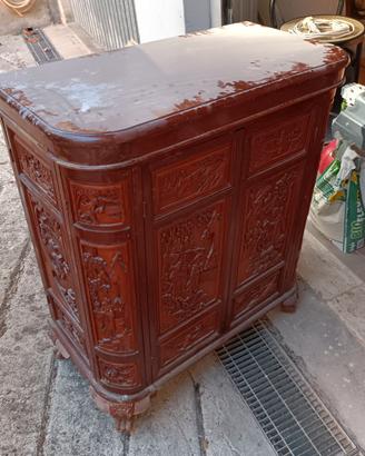 Mobile stile orientale intagliato in legno