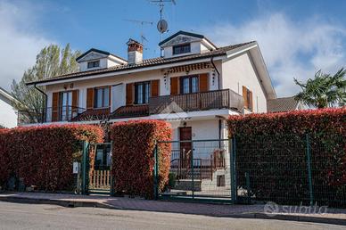 VILLA A SCHIERA D'ANGOLO A NOVIGLIO