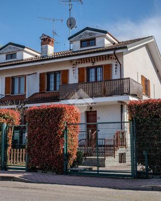 VILLA A SCHIERA D'ANGOLO A NOVIGLIO