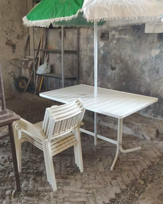  TAVOLINO E SEDIE CON OMBRELLONE