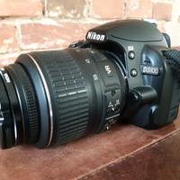 Fotocamera Nikon D3100 con obiettivi e accessori