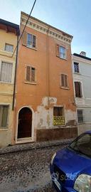 Casa indipendente di 200 m² con più di 5 locali a 