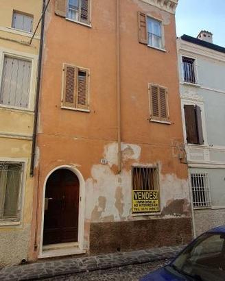 Casa indipendente di 200 m² con più di 5 locali a 