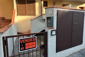 Poggetto bilocale con giardini, posto auto coperto