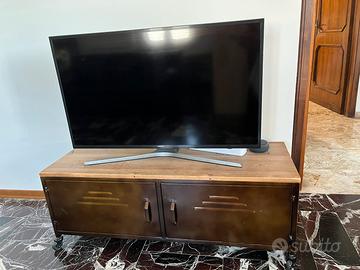 Mobile TV a rotelle stile industriale