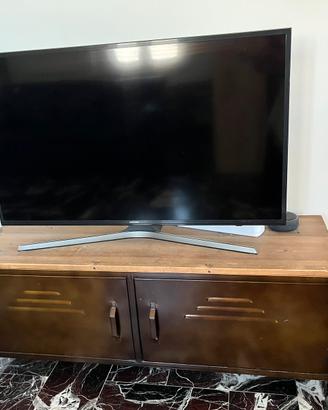 Mobile TV a rotelle stile industriale
