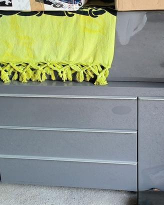 mobile TV IKEA della serie Besta in grigio lucido