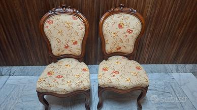 Coppia di sedie classiche in legno intarsiato
