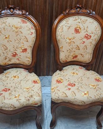 Coppia di sedie classiche in legno intarsiato