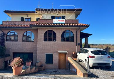 Villetta bifamiliare su tre livelli con corte