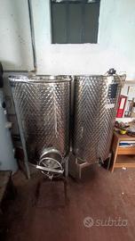 Due vasche acciaio inox per vino 600 e 400 litri