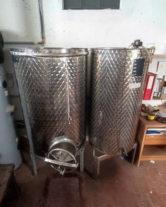 Due vasche acciaio inox per vino 600 e 400 litri