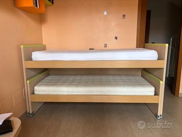 Letto a castello in legno + 2 materassi