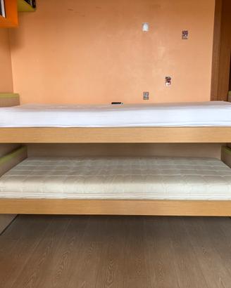 Letto a castello in legno + 2 materassi