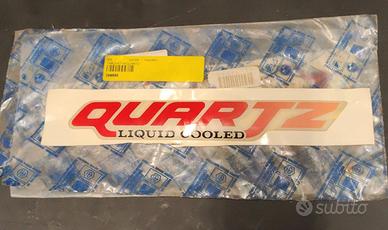 TARGHETTA LATERALE PIAGGIO QUARTZ COLORE ROSSO