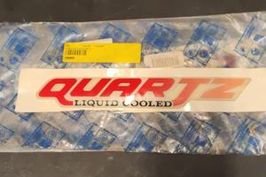 TARGHETTA LATERALE PIAGGIO QUARTZ COLORE ROSSO