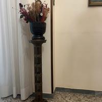 Antico mortaio di legno con colonna