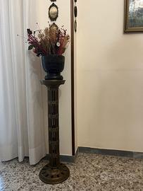 Antico mortaio di legno con colonna