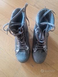 stivaletti in camoscio con zeppa, taglia 36