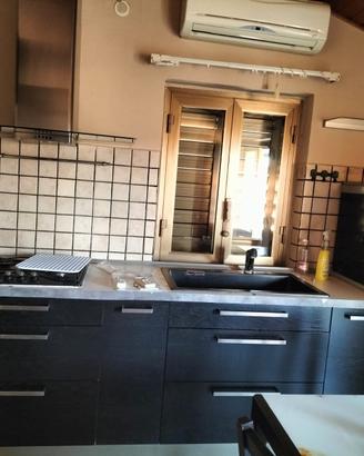 Cucina con elettrodomestici