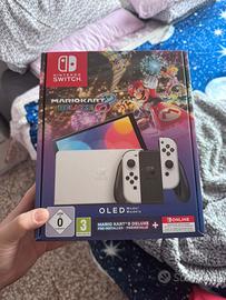 Nintendo Switch Oled + Mario Kart 8 pre-installato