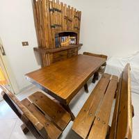 Vetrina, tavolo e 4 panche