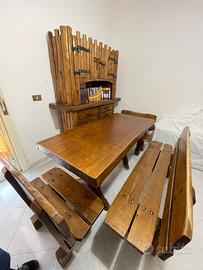 Vetrina, tavolo e 4 panche