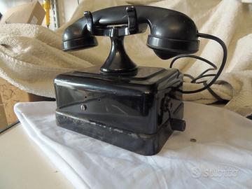 Telefono antico a manovella