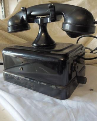 Telefono antico a manovella