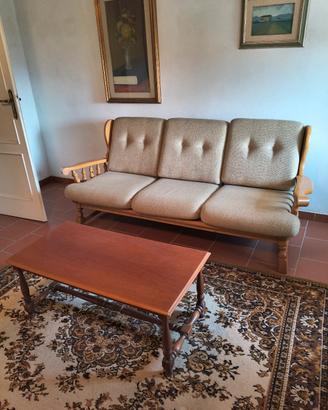 divano con tavolino  e due credenze