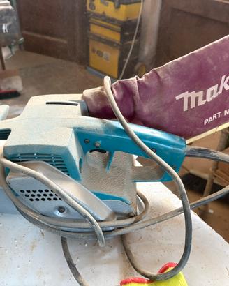 Levigatrice a nastro Makita professionale