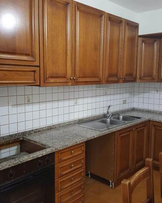 Cucina angolare in rovere anticato e granito