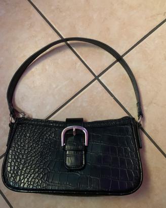 borsa nera con zip e cintura