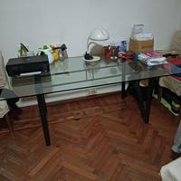 Credenza con vetrinette e tavolo di vetro e base i