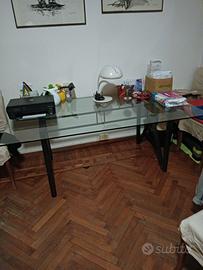 Credenza con vetrinette e tavolo di vetro e base i