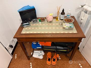 Scrivania in legno e vetro vintage