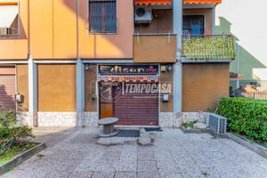 NEGOZIO AMPIO CON CANTINA LIBERO SUBITO (Possibili