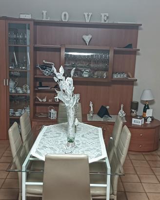 parete attrezzata più tavolo e sedie