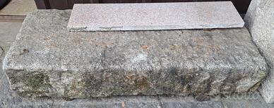 pietra rettangolare di grande dimensione 