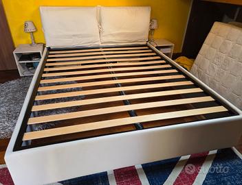 Letto matrimoniale contenitore di tessuto bianco