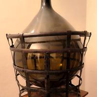 Damigiana vintage con gabbia in ferro battuto