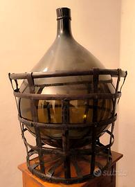 Damigiana vintage con gabbia in ferro battuto