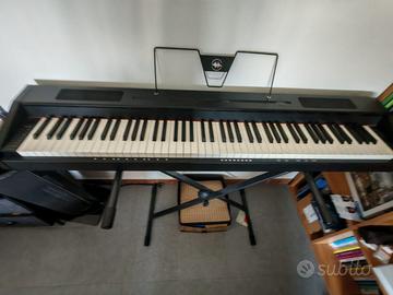 Pianoforte digitale con pedale e supporto