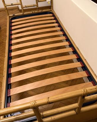 Letto+comodino in bamboo e mensola in legno