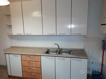 Cucina componibile con struttura in legno 